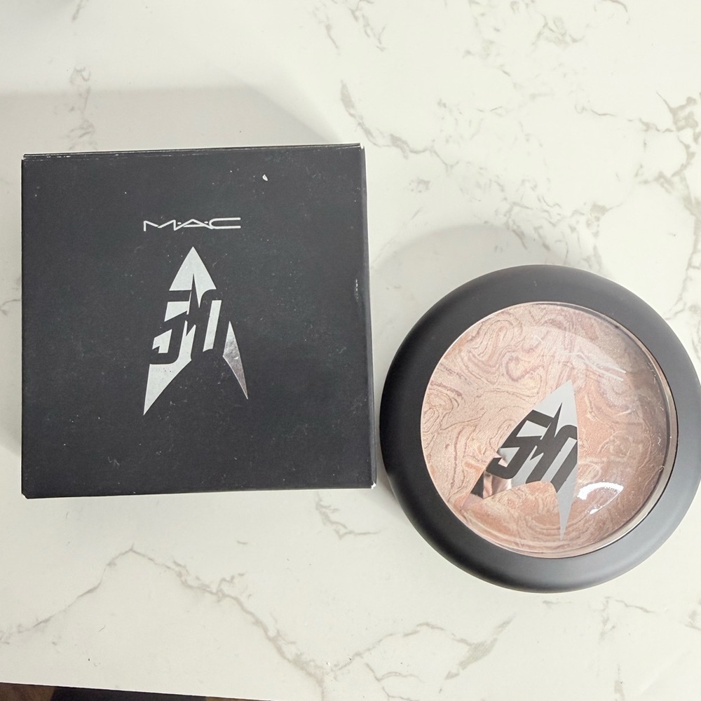 MAC Cosmetics Star Trek Trip the Light Fantastic Powder in Luna Luster